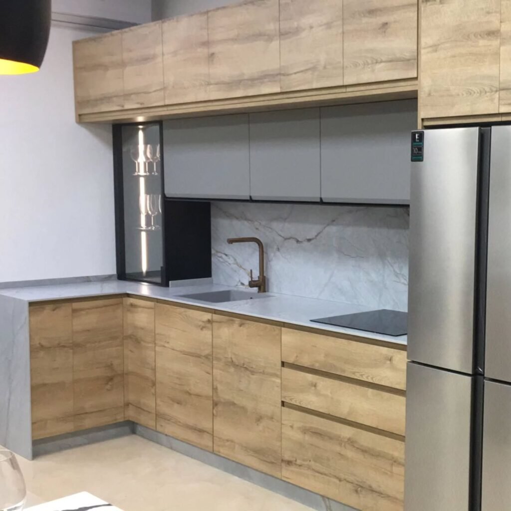 Cocina rústica a medida con acabados imitación madera